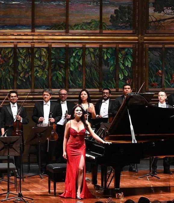 Argentina Durán en concierto con orquesta